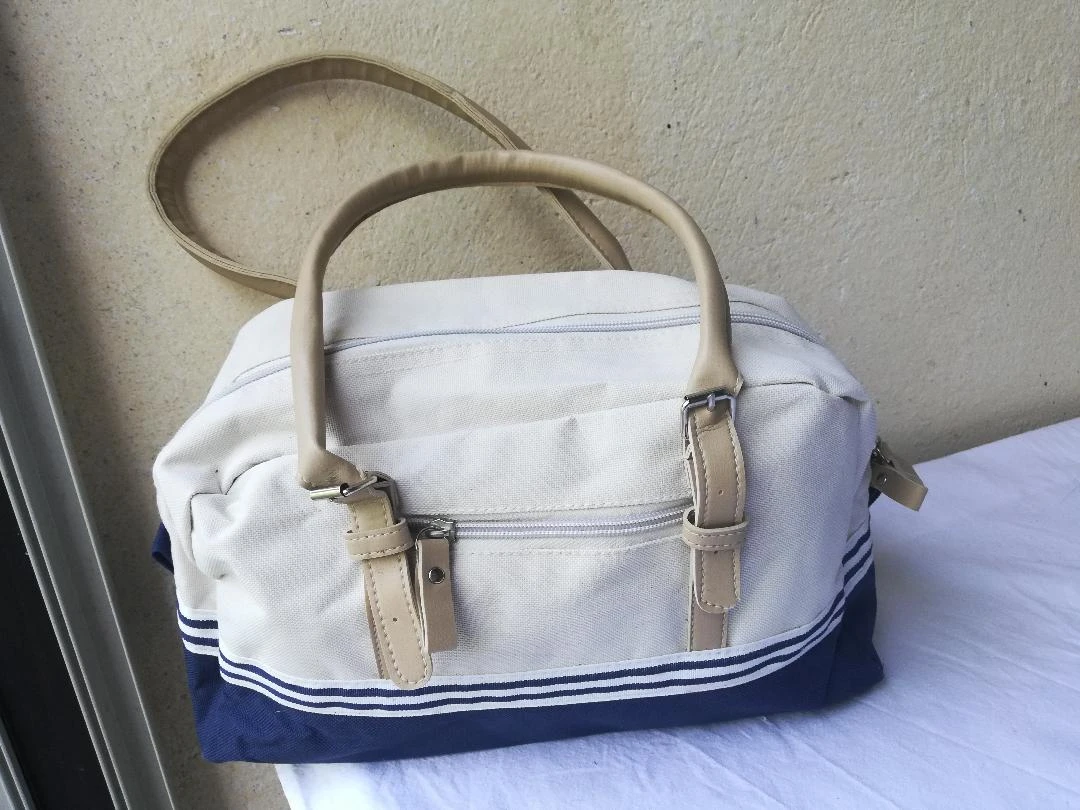 Handtas van stoffen lichtbeige onderaan marineblauw met nieuw handvat (1 streep op 1 handvat) – photo 11